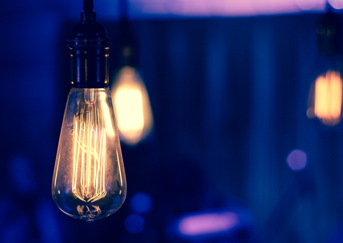 lampadina sfondo blu.jpg